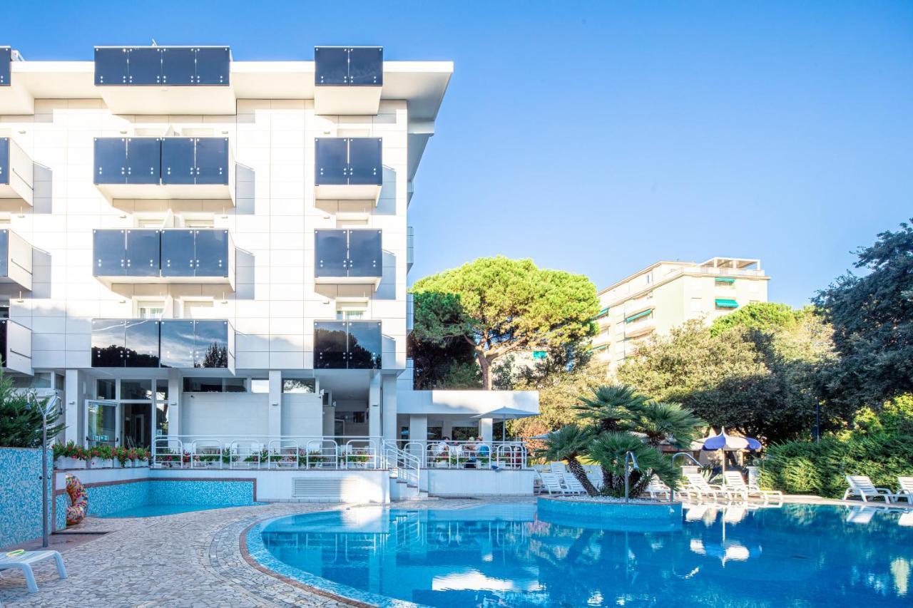 Hotel Ambassador Meuble Lignano Sabbiadoro Esterno foto
