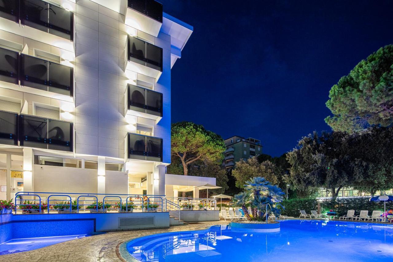 Hotel Ambassador Meuble Lignano Sabbiadoro Esterno foto