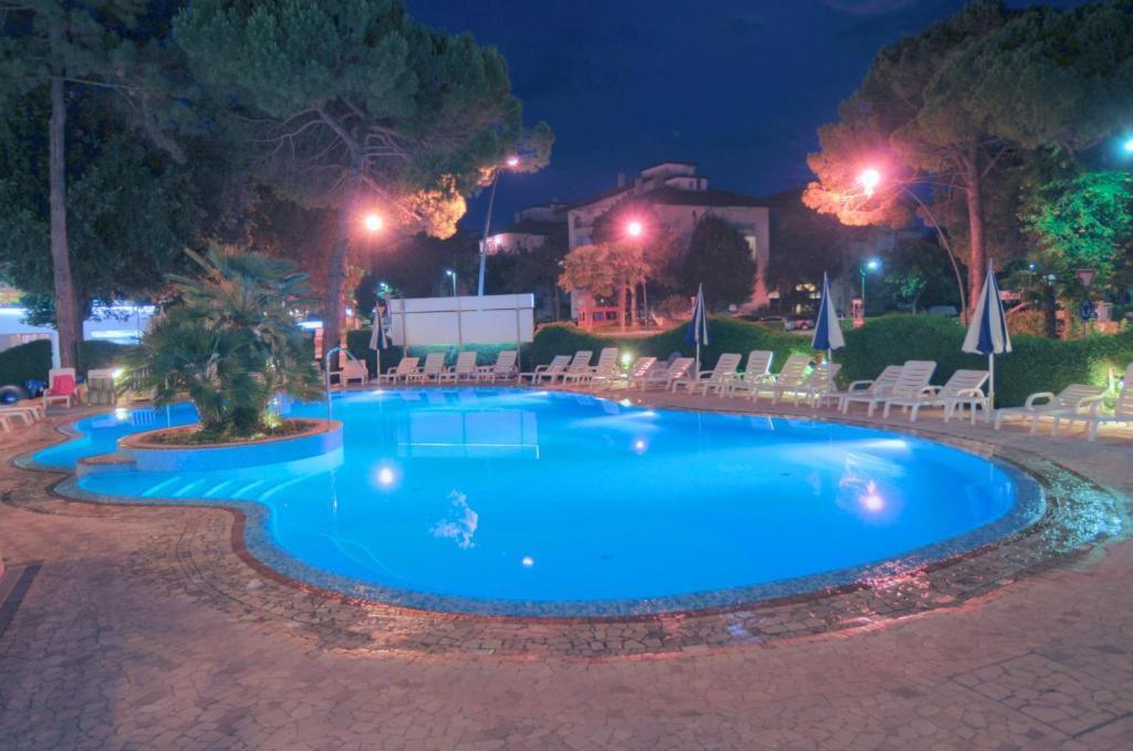Hotel Ambassador Meuble Lignano Sabbiadoro Esterno foto