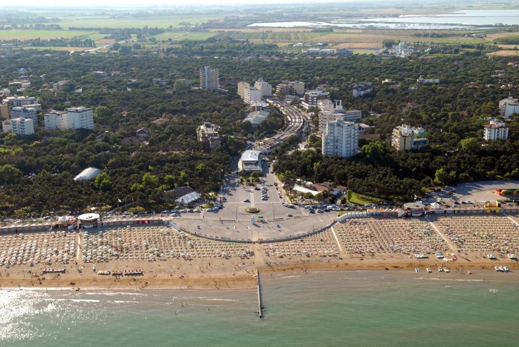 Hotel Ambassador Meuble Lignano Sabbiadoro Esterno foto
