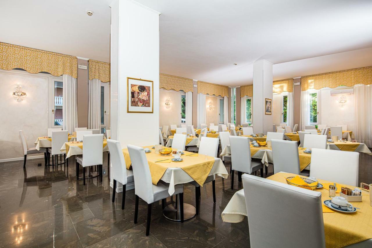 Hotel Ambassador Meuble Lignano Sabbiadoro Esterno foto