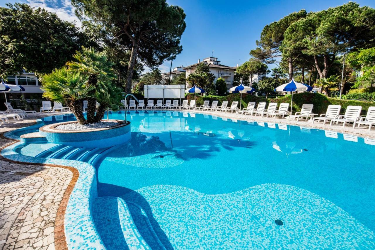 Hotel Ambassador Meuble Lignano Sabbiadoro Esterno foto