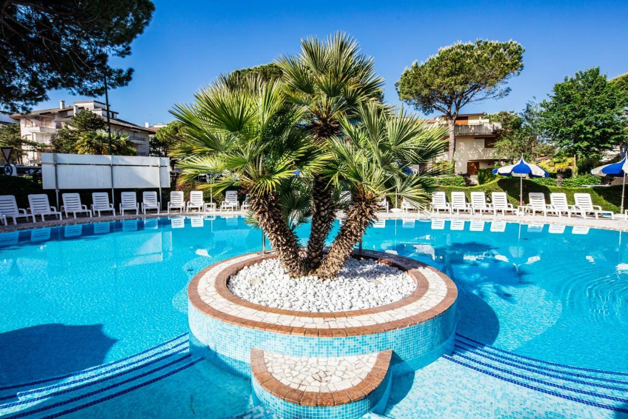 Hotel Ambassador Meuble Lignano Sabbiadoro Esterno foto