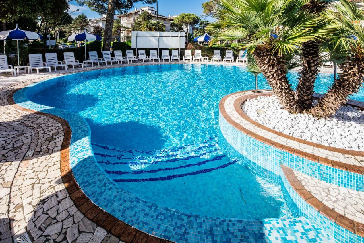 Hotel Ambassador Meuble Lignano Sabbiadoro Esterno foto